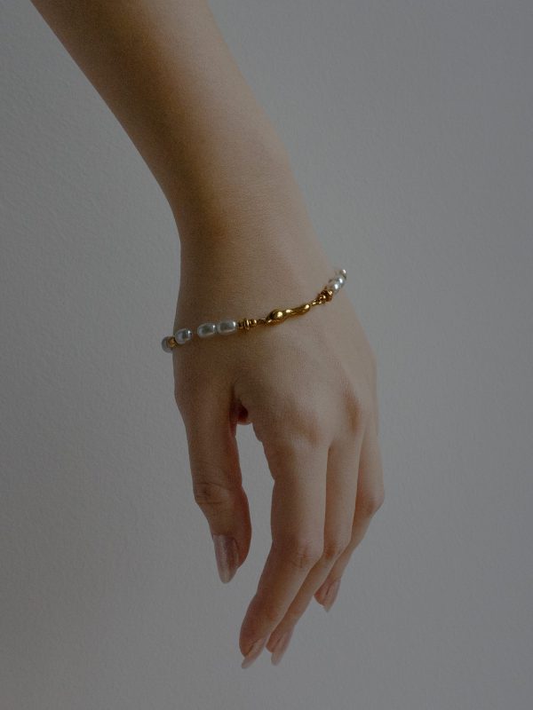 Pearl And Fluid Gold Bracelet For Discount